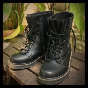 Dr. Marten’s Drench Air Cushion Sole Boots size 5